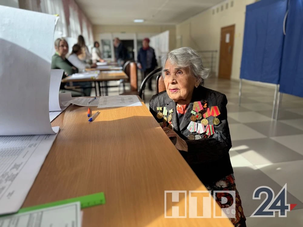 Рукия Сахабутдинова на избирательном участке