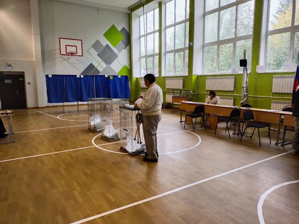 мужчина голосует на выборах