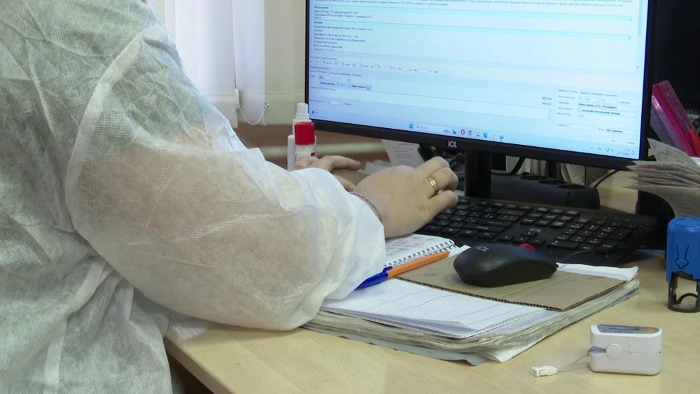 врач печатает на компьютере