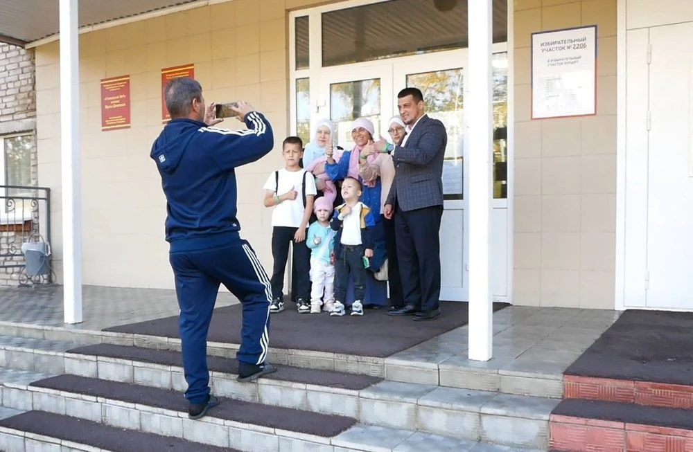 семья у избирательного участка в нижнекамске