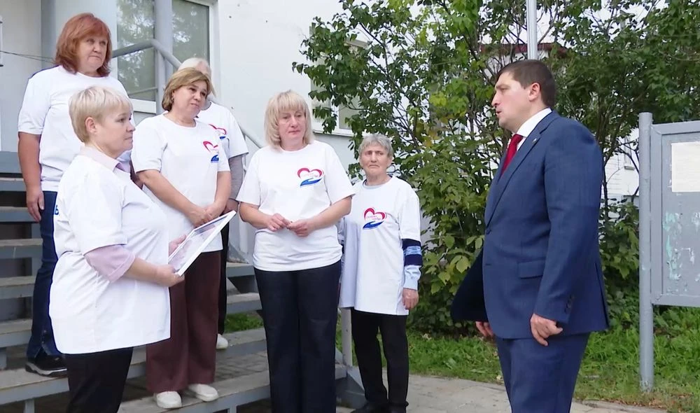 Радмир Беляев и волонтеры группы «Добрые сердца» Нижнекамска