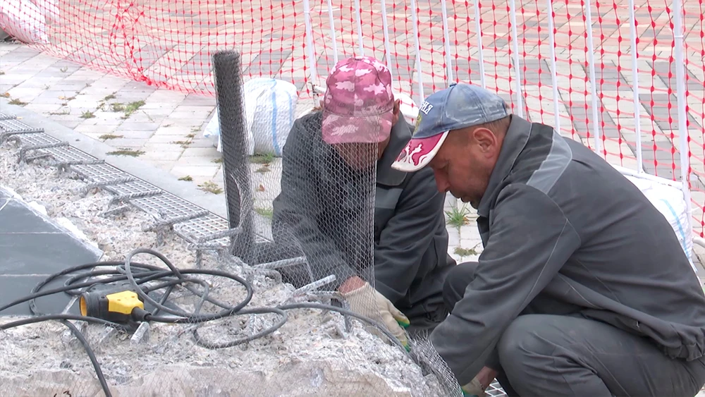 Рабочие занимаются реконструкцией