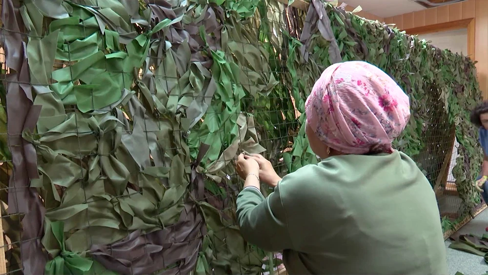 Волонтёры плетут маскировочные сети для сво в Нижнекамске