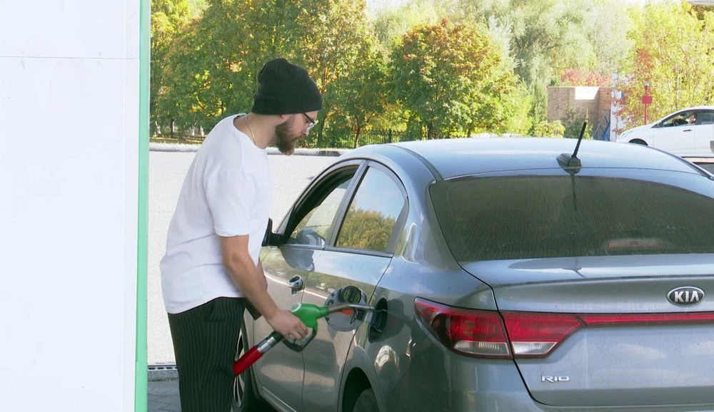 мужчина заправляет машину на АЗС в Нижнекамске