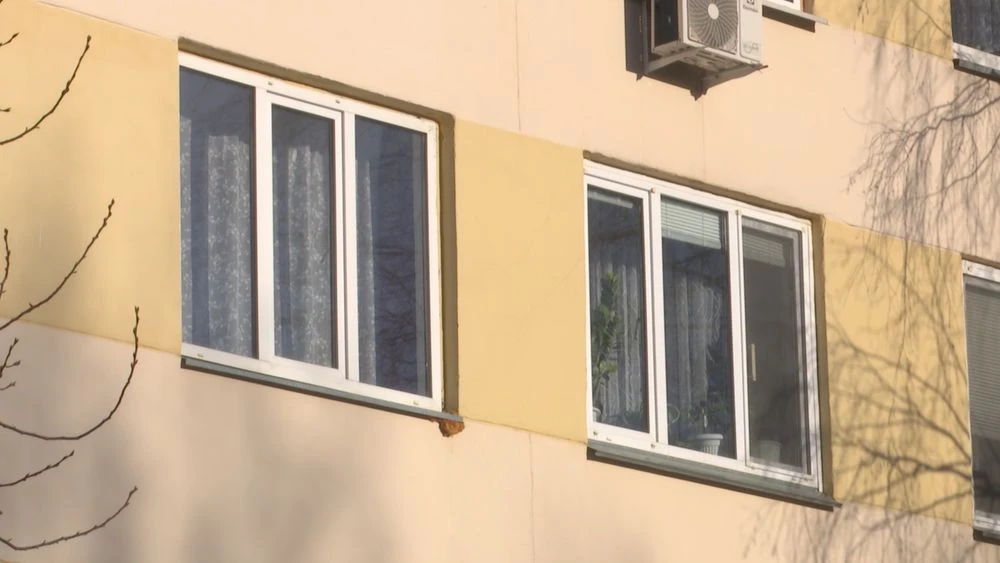 окна квартиры в доме