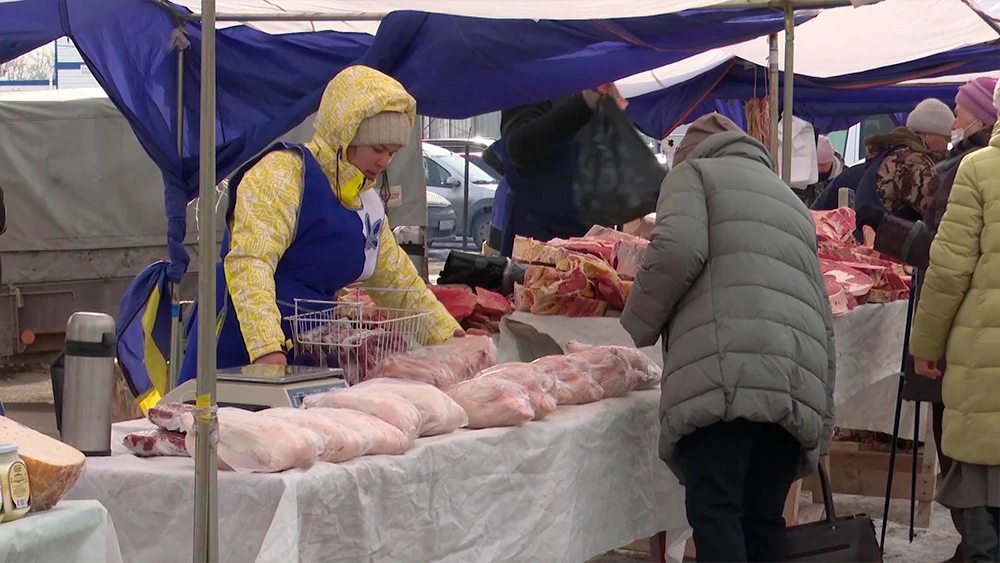 сельхозярмарка в Нижнекамске - фермер продает домашнюю птицу