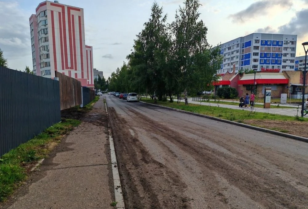 грязная от строительной техники дорога