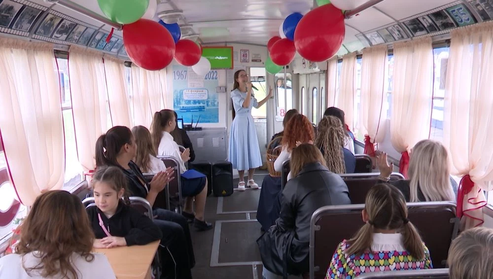 выступление в праздничном трамвае к 59-летию Нижнекамка