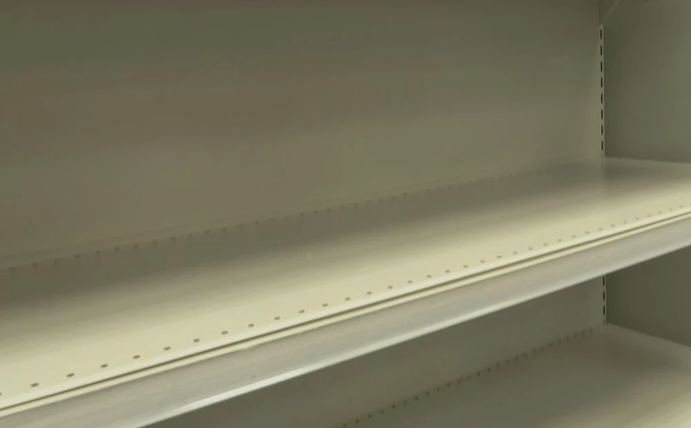 пустая полка в магазине