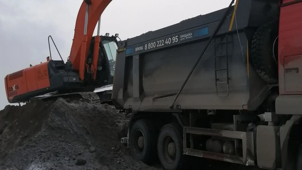 экскаватор выкапывает песок в нижнекамске