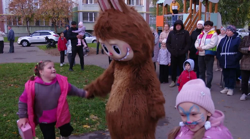 Лабубу танцует с девочкой