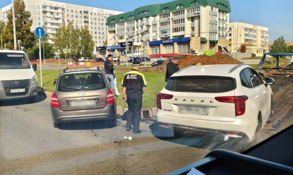 дтп с участием хавала и калины в нижнекамске 16 сентября, перекресток Вахитова - Гагарина