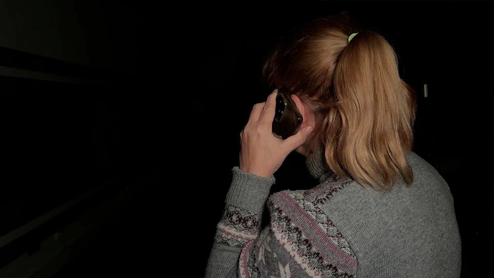 Женщина разговаривает по телефону