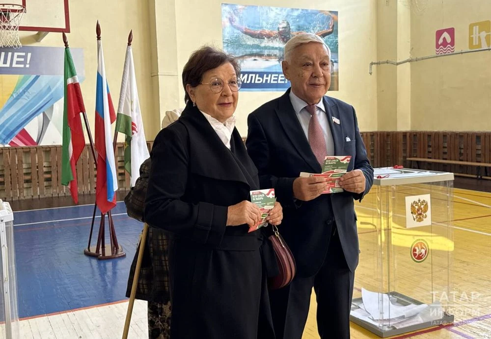 Председатель Госсовета Татарстана Фарид Мухаметшин с супругой на выборах 14 сентября 2025 года