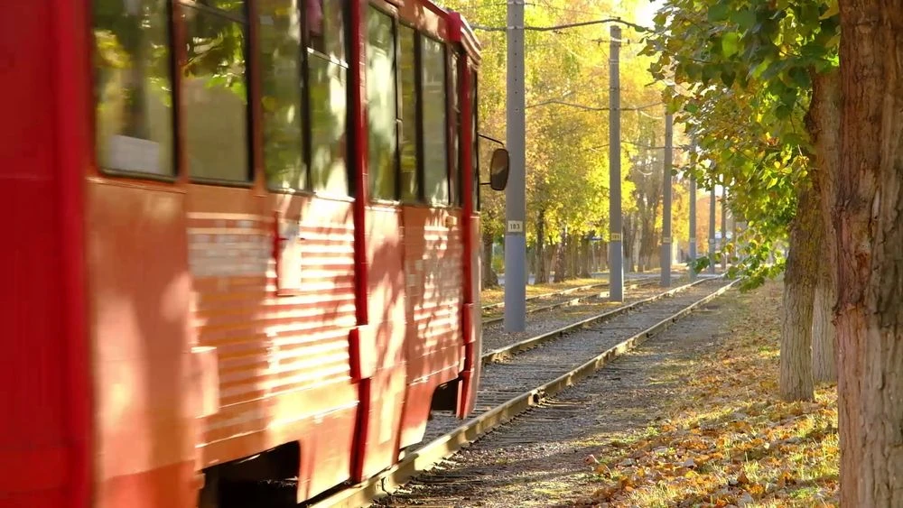 трамвай едет по рельсам в нижнекамске