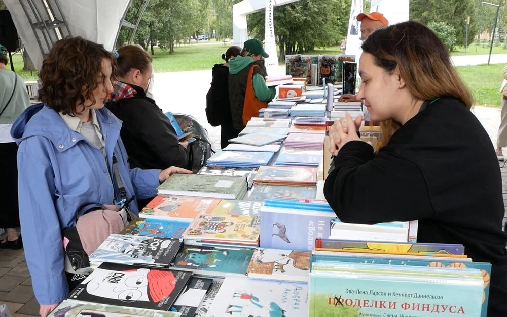 стенд с книгами на книжном фестивале в Нижнекамске