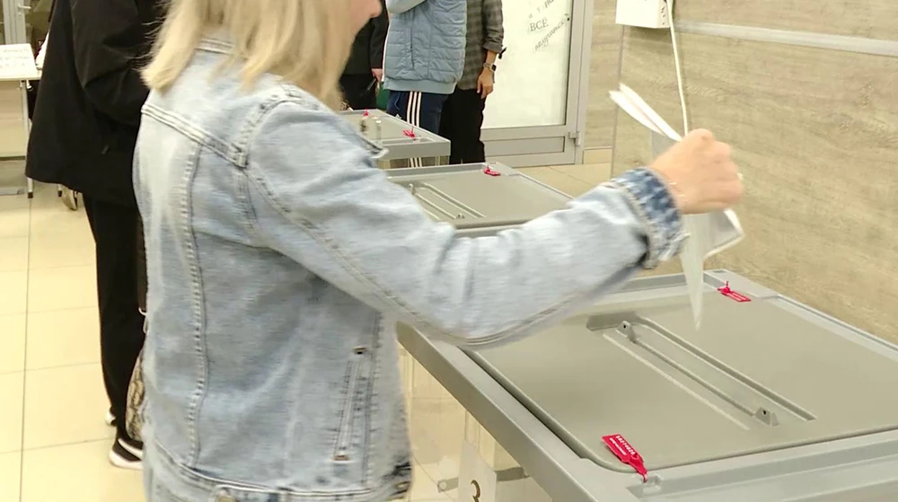 избиратель отдает голос в единый день голосования