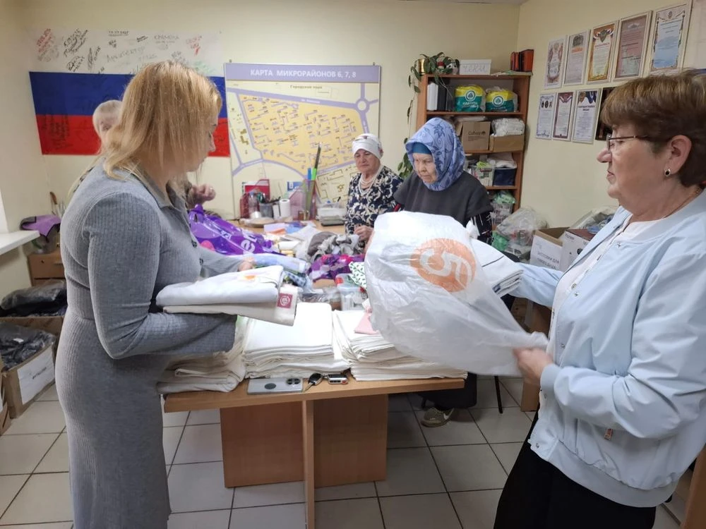 сотрудники детсада № 13 в пункте сбора гуманитарной помощи