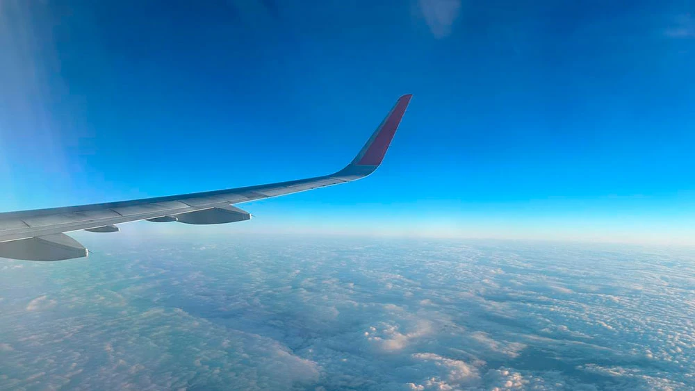 Крыло самолёта в небе