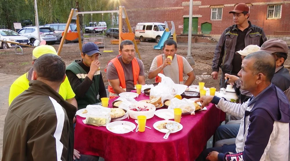 рабочие пьют чай во дворе домов № 13 и 17 по улице Гагарина в Нижнекамске