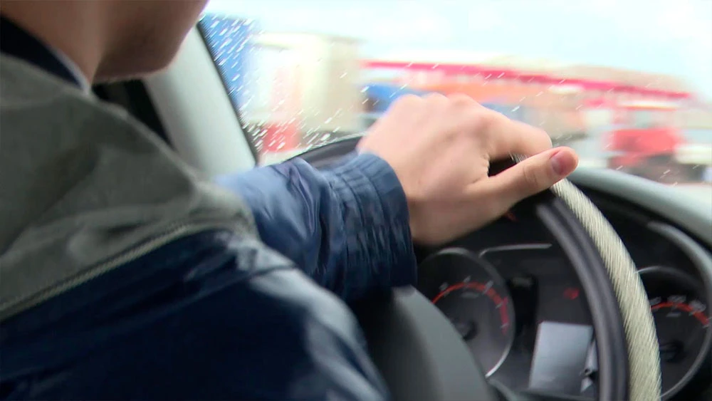 Водитель за рулём авто