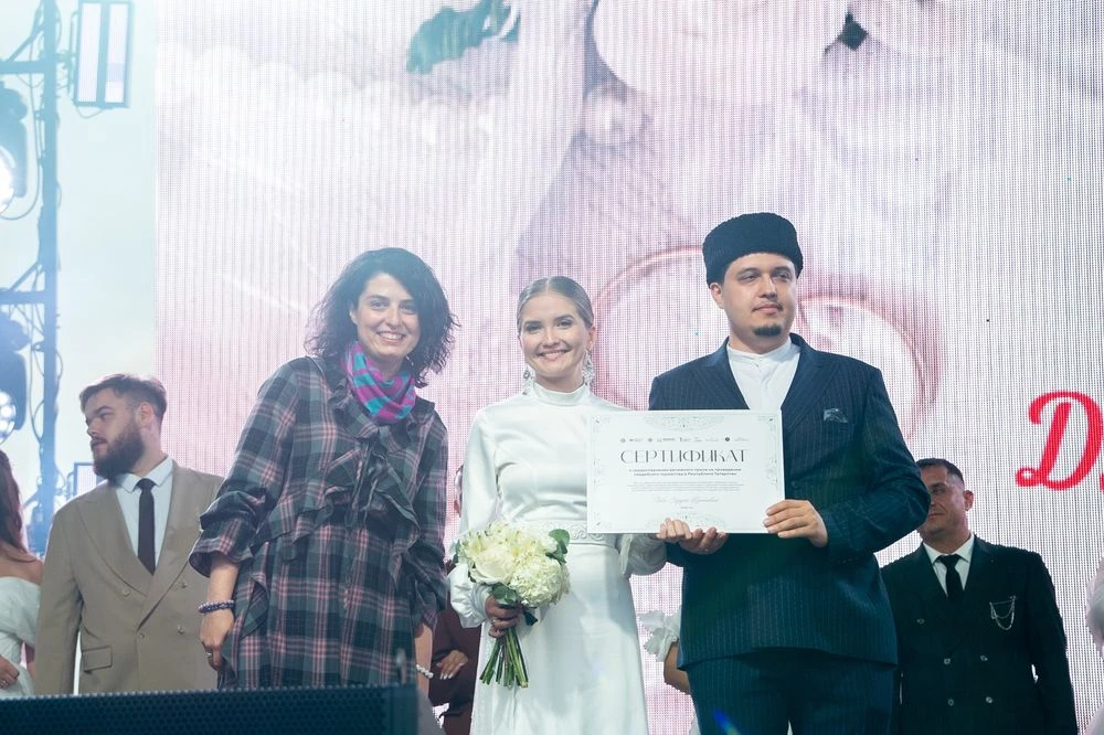 Алмаз и Рамиля Асхадуллины, Марина Камелина с сертификатом на грант 100 тысяч рублей на свадьбу