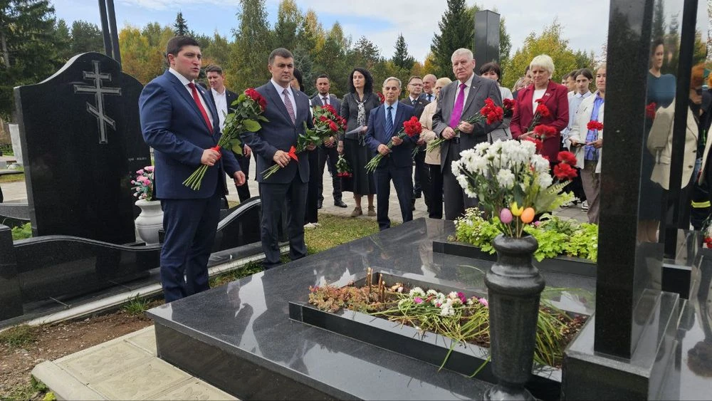 руководство Нижнекамска возлагает цветы к бюстам первостроителей