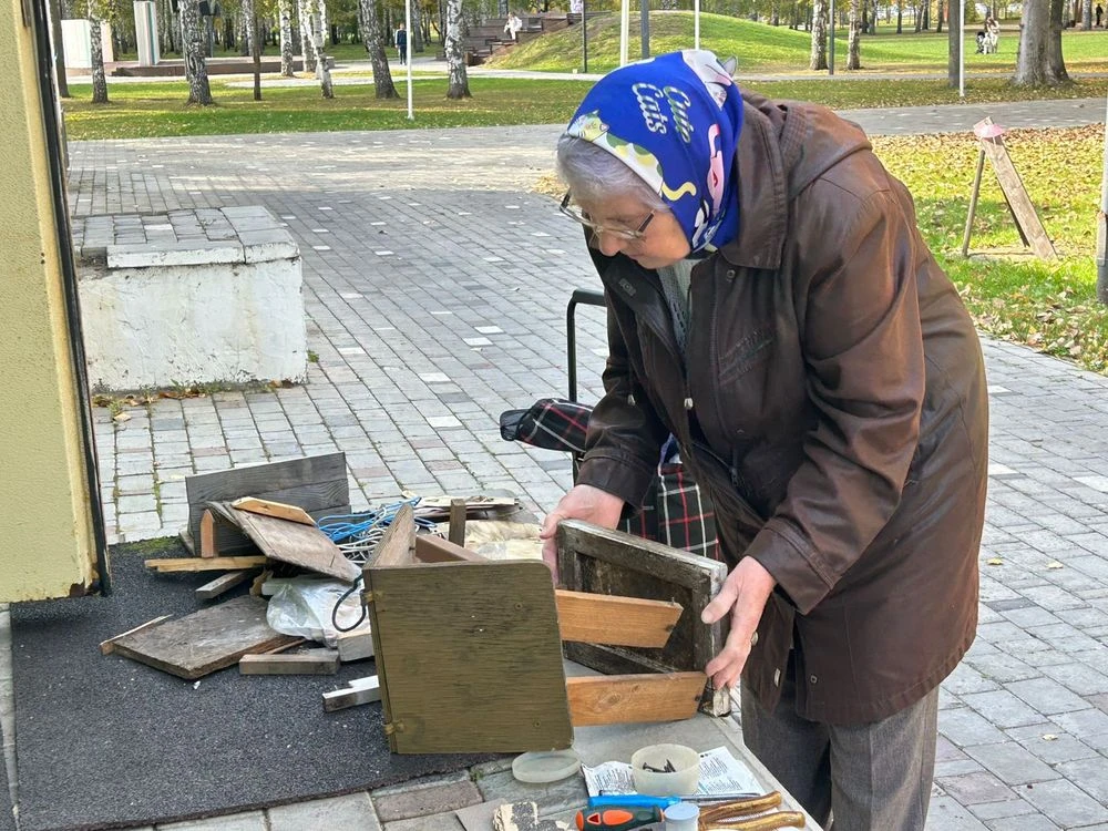 Надежда Сафронкина в парке «Семья» Нижнекамск чинит кормушки для белок