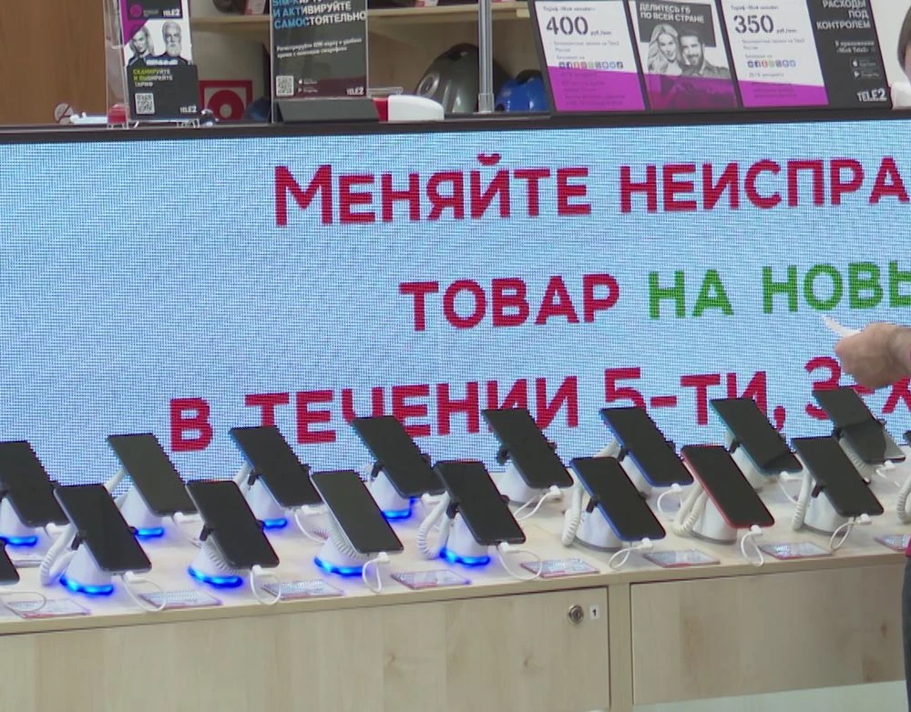 смартфоны в магазине техники