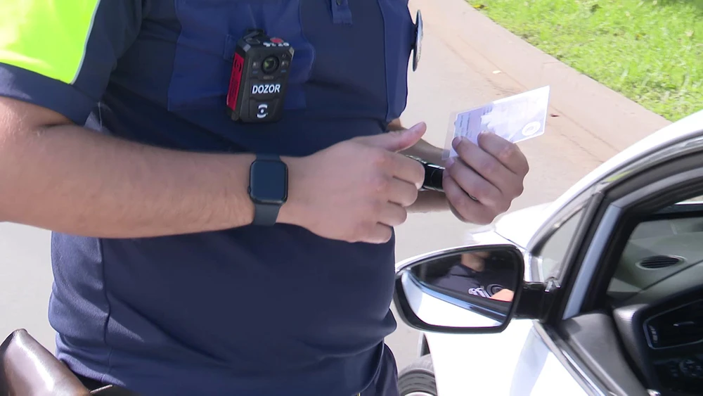 сотрудник ГАИ Нижнекамска проверяет документу у водителя автомобиля во время рейда