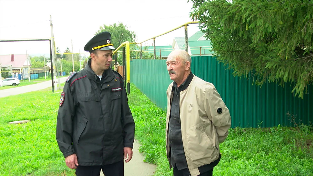 Участковый Ильназ Замалетдинов и житель села в Нижнекамском районе