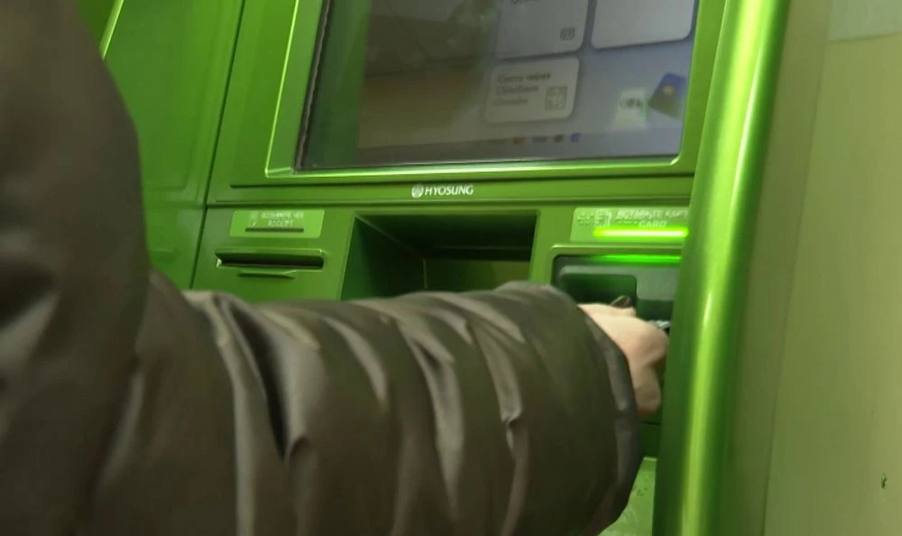 мужчина у банкомата