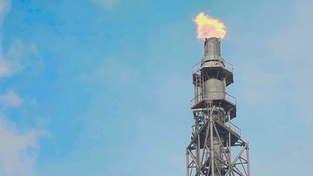 Горящий факел на заводе