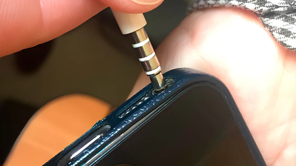 Наушники подключают к телефону