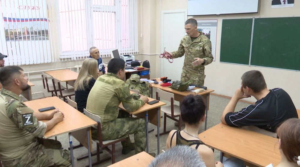 тактический медик проводит мастер-класс в школе Нижнекамска