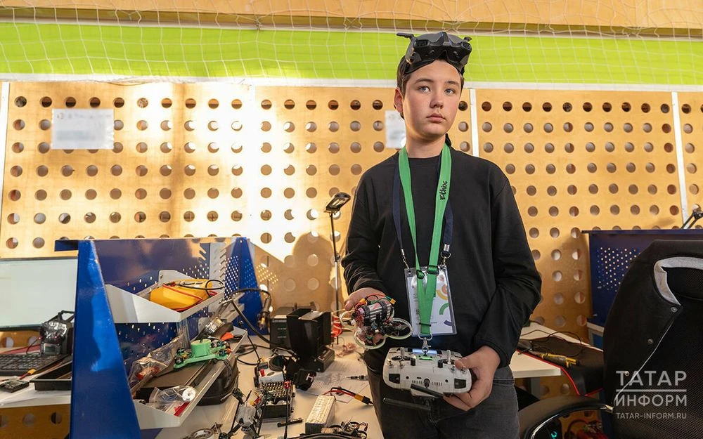 мальчик собирает робота