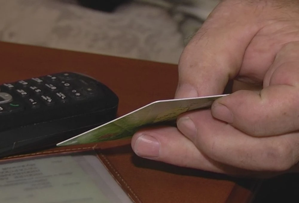 банковская карта в руках