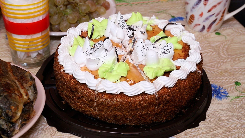 Торт на столе