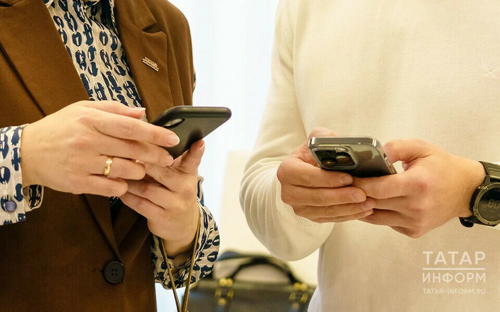 мужчина и женщина держат в руках смартфоны