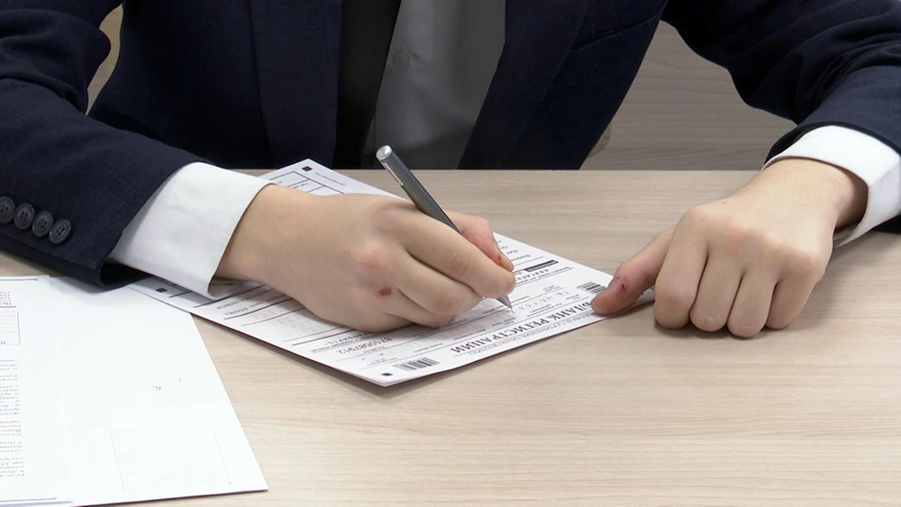 выпускник школы сдает ЕГЭ