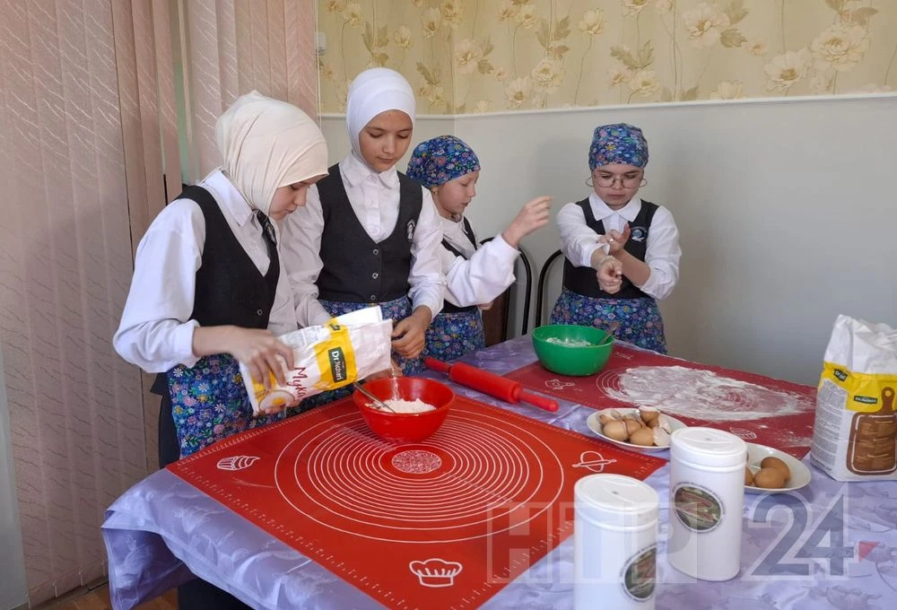 школьницы гимназии № 1 Нижнекамск делают лапшу