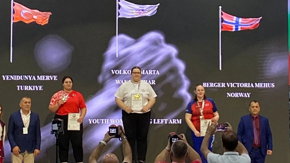 Марта Волкова на пьедестале первенства мира по армрестлингу в Албене