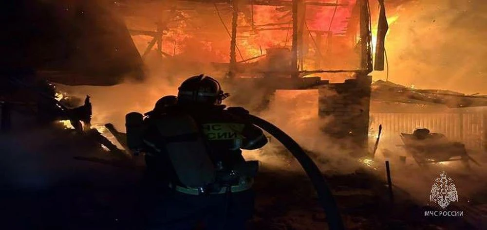 пожарный тушит огонь