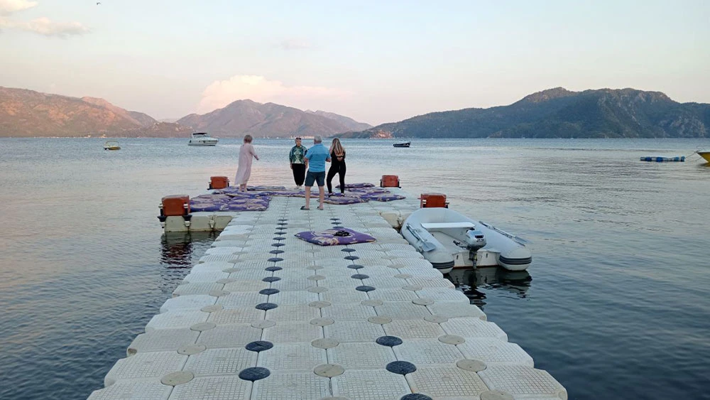 Понтонный пирс на Средиземном море в Турции (Мармарис)