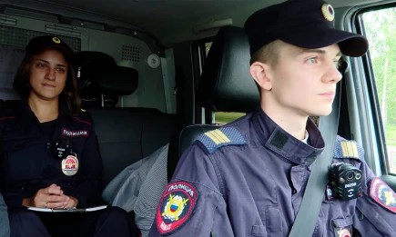 Во дворе дома в Нижнекамске мужчина зажёг свечку под ёлкой и звенел в колокольчик - НТР 24