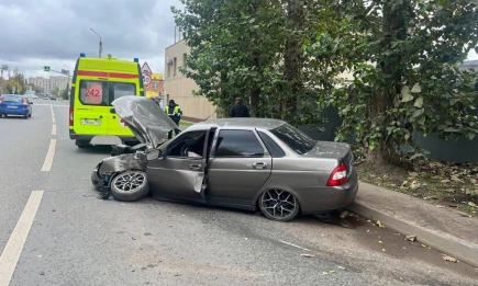 В Нижнекамске «Приора» влетела в дерево — водитель госпитализирован - НТР 24