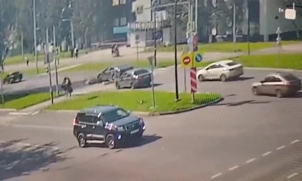 В Нижнекамске водитель иномарки сбил двоих подростков на самокате - НТР 24