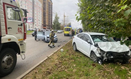 На пр. Химиков в Нижнекамске столкнулись две иномарки — пострадали оба водителя - НТР 24