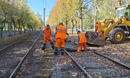 В Нижнекамске меняют шпалы на трамвайных путях - НТР 24