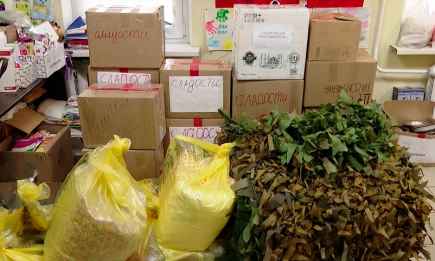 Нижнекамские волонтеры передали на фронт консервы, масксети и подушки - НТР 24